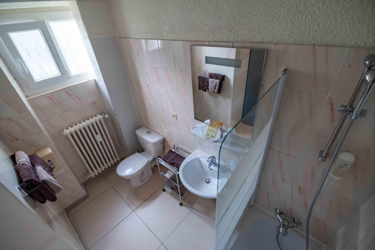 Hotel De La Poste Douvaine Bagian luar foto