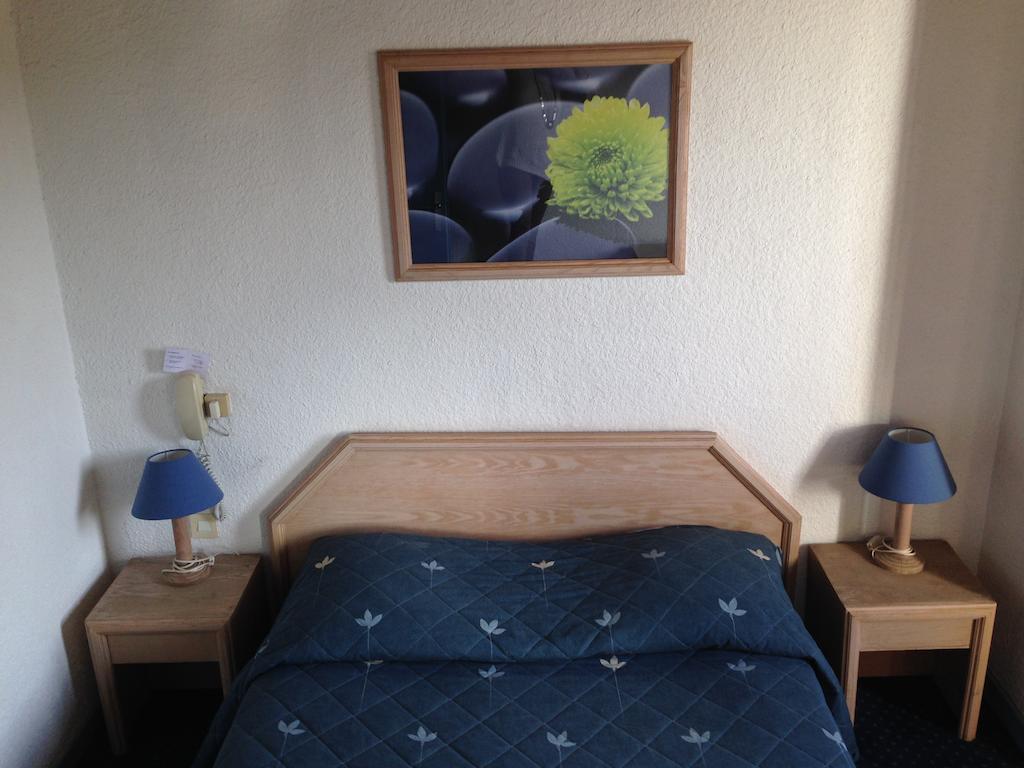 Hotel De La Poste Douvaine Ruang foto