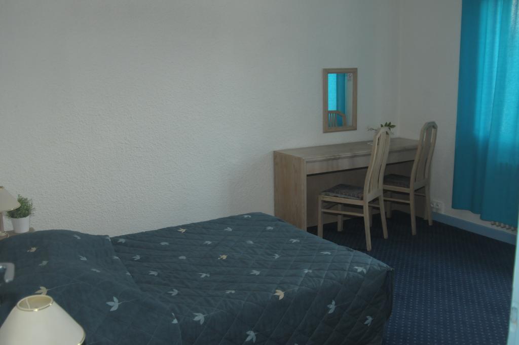 Hotel De La Poste Douvaine Ruang foto